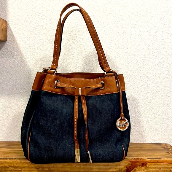 Michael Kors Marina Large drawstring Tote NEW, Authentic - Picture 1 of 8